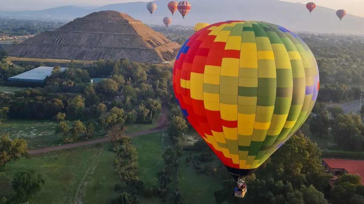 Balloons over the pyramids seen from a basket in flight